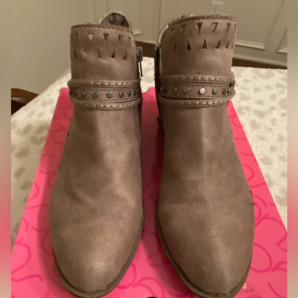 Sugar Terraine Distressed Taupe Ankle Booties Size 8.5M - Picture 2 of 8